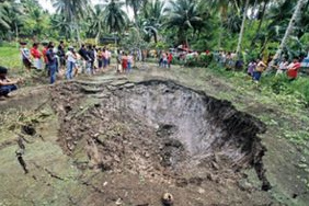 Sinkhole Signs on 2012 Forum     Unusual And Unexplained Earth Signs